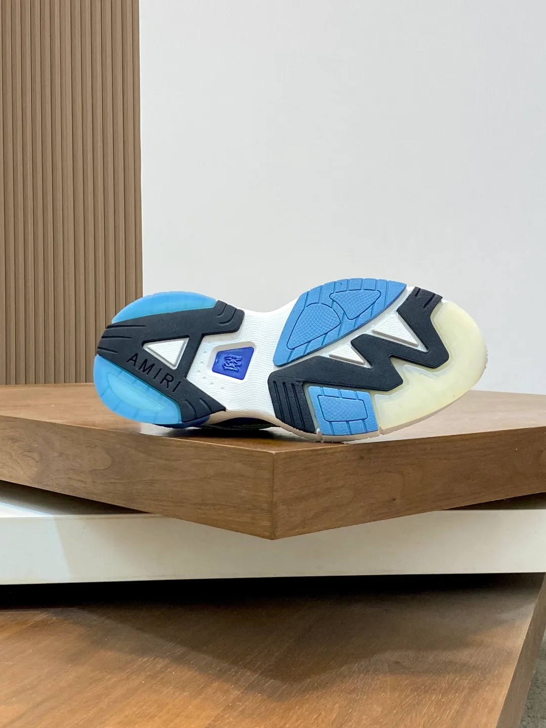 Men's shoes 💰740 AMIRI's new men's casual sports shoes, made of first-layer cowhide leather uppers and spliced ​​with original breathable mesh, rich in three-dimensionality, contrasting color design, simple style, fashionable and sporty, breathable mesh lining, original ultra-light outsole, a must-have item for daily leisure! Size: 38-45 (38, 45 customized)